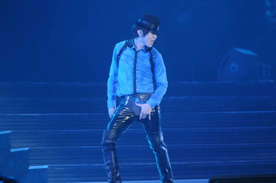 JJ Lin danced to a cover version of Michael's 'Beat it' during his Beijing concert in June, 2009. 