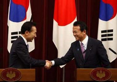 South Korean President Lee Myung-bak (L) shakes hands with Japanese Prime Minister Taro Aso at their joint news conference at the premier's official residence in Tokyo June 28, 2009. [Toru Hanai/CCTV/REUTERS]