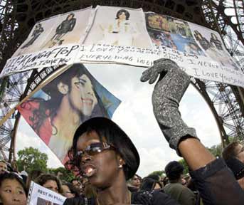 Fans in Paris pay tribute to Michael Jackson