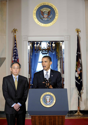  U.S. President Barack Obama (R) delivers remarks to urge the U.S. Senate to pass his clean energy bill, as U.S. Department of Energy Secretary Steven Chu stands by, in the Grand Foyer of the White House in Washington D.C., capital of the United States, June 29, 2009. [Zhang Yan/Xinhua]