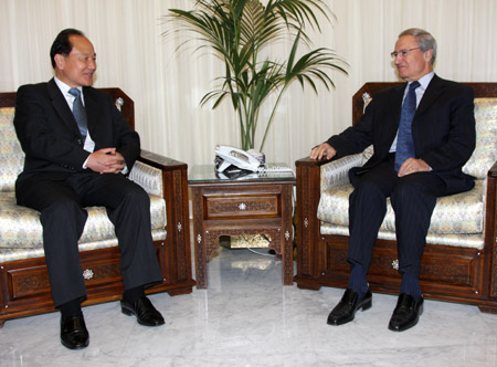 China's Mideast envoy Wu Sike (L) meets with Syrian Vice President Faruk al-Shareh in Damascus, Syria, June 29, 2009. (Xinhua/Gong Zhenxi)