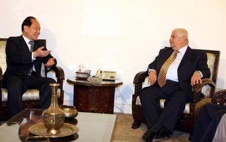 Visiting China's Mideast envoy Wu Sike (L) meets with Syrian Foreign Minister Walid al-Muallem in Damascus, Syria, June 29, 2009. (Xinhua/Gong Zhenxi)