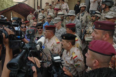 Generals of Iraq and the United States attend a hand-over ceremony from the U.S. military to Iraq security forces in Baghdad, capital of Iraq, June 29, 2009. June 30 is the deadline for U.S. combat troops to withdraw from major cities in Iraq.(Xinhua)