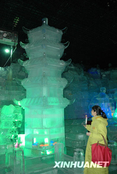 A tourist admires ice sculptures at the Harbin Ice and Snow Art Museum. The museum, which is one of the city's major tourist attractions, is displaying its ice sculptures indoor this Summer, allowing visitors to enjoy the glacial artworks, which are usually exhibited in winter. Photo taken June 29, 2009. [Photo: Xinhuanet] 