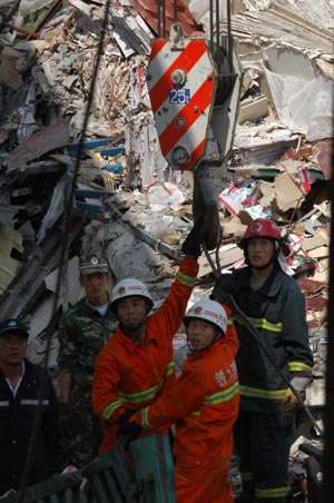 Rescuers work at Xida Bridge in Tieli, a city of notheast China's Heilongjiang Province, June 29, 2009. Part of Xida Bridge, a parallel road bridge spanning Hulan River of Tieli, collapsed early Monday, causing at least one dead, and 8 vehicles plunged into the water below. (Xinhua/Wang Song)