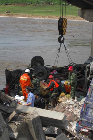  Rescuers work at Xida Bridge in Tieli, a city of notheast China's Heilongjiang Province, June 29, 2009. Part of Xida Bridge, a parallel road bridge spanning Hulan River of Tieli, collapsed early Monday, causing at least one dead, and 8 vehicles plunged into the water below. (Xinhua/Wang Song)