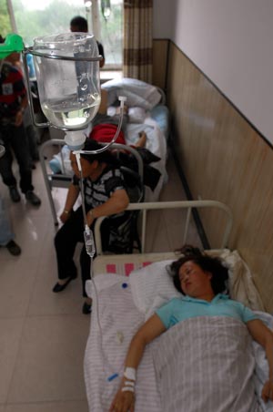 People injured at the collapse of Xida Bridge are seen at a hospital in Tieli, a city of notheast China's Heilongjiang Province, June 29, 2009. Part of Xida Bridge, a parallel road bridge spanning Hulan River of Tieli, collapsed early Monday, causing at least one dead, and 8 vehicles plunged into the water below. (Xinhua/Wang Song)