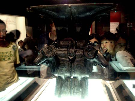 Local citizens watch the National Treasures -- Exposition of Cultural Relics under Collection of the National Museum of China, in the Liaoning Provincial Museum in Shenyang, northeast China's Liaoning Province, June 28, 2009. The exposition, which is open to the public gratis and will last until August 31, presents a total of 78 pieces of national treasure-level cultural relics dated back from the paleolithic period to the Tang Dynasty (618-907), of which the top-notch cultural relics accounting for 72 percent of the total exhibits. (Xinhua/Zhang Wenkui) 