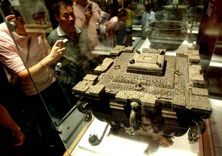 Local citizens watch the National Treasures -- Exposition of Cultural Relics under Collection of the National Museum of China, in the Liaoning Provincial Museum in Shenyang, northeast China's Liaoning Province, June 28, 2009. The exposition, which is open to the public gratis and will last until August 31, presents a total of 78 pieces of national treasure-level cultural relics dated back from the paleolithic period to the Tang Dynasty (618-907), of which the top-notch cultural relics accounting for 72 percent of the total exhibits. (Xinhua/Zhang Wenkui) 