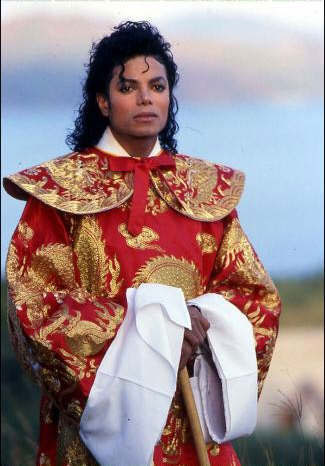 The late super idol Michael Jackson spent a holiday in Hong Kong in 1987, where he visited the Shaw Brothers film studio, and TVB, Hong Kong’s first commercial television station, where he was photographed in ancient Chinese costume at the TV studio in Qingshui Bay. Michael Jackson wearing ancient Chinese costume. 