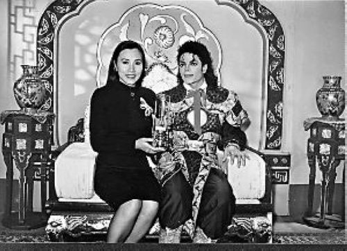 Actress Liza Wang presents a commemorative television tube to Michael Jackson on behalf of Hong Kong TVB. 