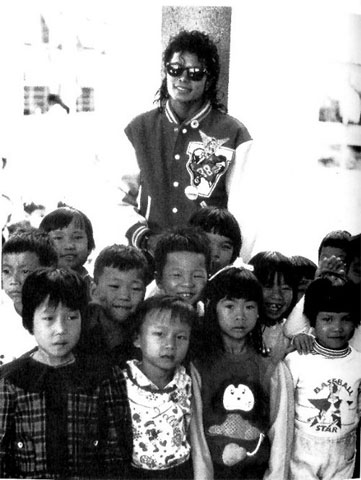 Michael Jackson's photoshoots with children during his one-day China trip in Zhongshan of Guangdong, Oct. 23, 1987. 