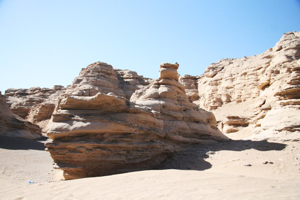 Located 90 km east of Hami city, scattered a vast land of the famous Yadan landscape. The boundless turtle-shell land appear in various shapes - ancient castles, palaces, streets, lanes, animals, and monsters. As night falls, this area is full of an atmosphere of austere gloominess with whistling wind that carries sand and drives stones. 