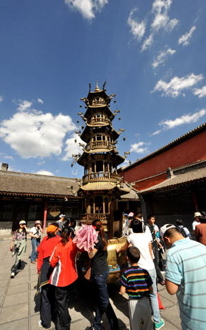 People visit Mt. Wutai in Wutai County, Xinzhou City, north China's Shanxi Province, June 30, 2009.