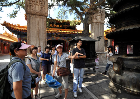 People visit Mt. Wutai in Wutai County, Xinzhou City, north China's Shanxi Province, June 30, 2009. (Xinhua/Meng Chenguang) 