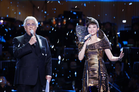 Spanish tenor Placido Domingo (L) and Chinese singer Song Zuying performs together during the "Beijing Bird
