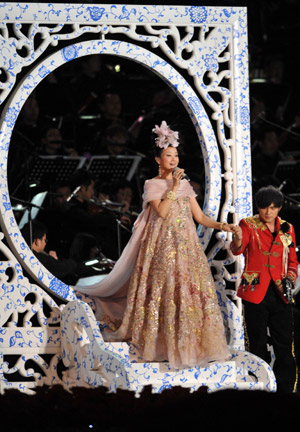 Chinese singer Song Zuying (L) and Chinese Taipei pop singer Jay Chou (R) perform together during the "Beijing Bird