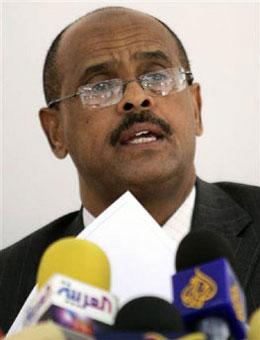 Deputy chairman of the Yemeni Civil Aviation Authority Muhammed Abdul-Rahman Abdul-Qader speaks to reporters in Sanaa June 30, 2009. [Khaled Abdullah/REUTERS] 