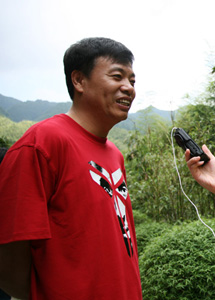 Feng Shuyi, a visitor from northeast China, answers questions from a CRI reporter at Jinggang Mountain in Jiangxi Province on June 20, 2009. [CRI] 