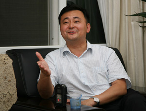 Chen Min, director of the Jinggang Mountain Tourism Administration, answers CRI reporters' questions in Jinggang Mountain, Jiangxi Province on June 18, 2009. [CRI] 