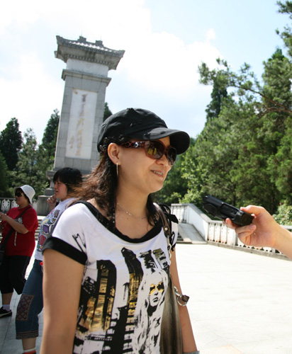 Deng Hongmei, a visitor from Guangdong, accepts a CRI interview in Jinggang Mountain, Jiangxi Province on June 19, 2009. [CRI]