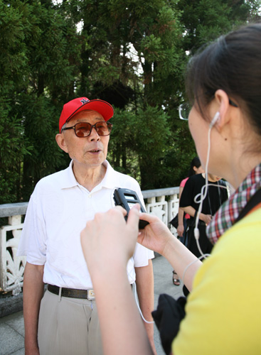 Wang Pei, a 79-year old visitor from Anhui, gives CRI reporters an interview at Jinggang Mountain in Jiangxi on June 19, 2009. [CRI]