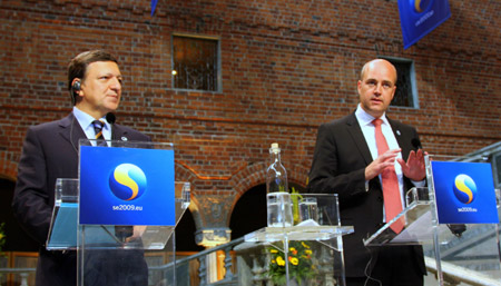 Swedish Prime Minister Fredrik Reinfeldt (R) and European Commission President Jose Manuel Barroso attend a joint press conference in Stockholm, Sweden, July 1, 2009. Sweden on Wednesday took over the six-month presidency of the European Union (EU), the world's largest integrated economy with nearly half a billion citizen. (Xinhua/He Miao)