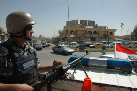 A soldier of Iraqi security force takes vigilance in Baghdad, Iraq, July 1, 2009, the first day after U.S. combat troops withdrawing from major cities in Iraq. (Xinhua/Gao Shan)