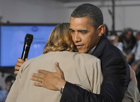 U.S. President Barack Obama hugs Debby Smith, a 53-year-old kidney cancer patient, during an online town hall forum on health care at Northern Virginia Community College in Annandale, Virginia, July 1, 2009. (Xinhua/Zhang Yan) 