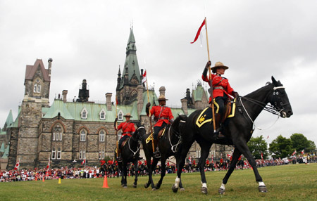 Royal Canadian Mounted Police Musical Ride participate in Canada Day celebrations on Parliament Hill in Ottawa, capital of Canada, July 1, 2009. Canadians celebrated their country's 142nd birthday on Wednesday. (Xinhua/Zou Zheng)