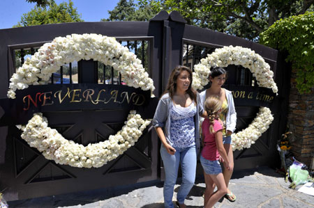 Michael Jackson fans Taylor Kroneber, 16, Alyssa Witscher, 8, and Brittany Camacho, 17, stand outside Neverland Ranch in Los Olivos, California June 30, 2009.