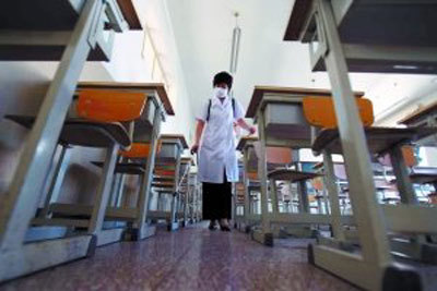 Beijing reported Wednesday its first mass infection of the A(H1N1) flu at the Nanhuzhongyuan Primary School with seven pupils between 8 and 10 years old being confirmed infected with the virus. [Xinhua]