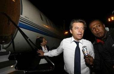 French Minister of State for Cooperation and Francophony Alain Joyandet talks to a journalist at the Prince Said Ibrahim airport in Moronoi July 1, 2009. [Thomas Mukoya/CCTV/REUTERS] 