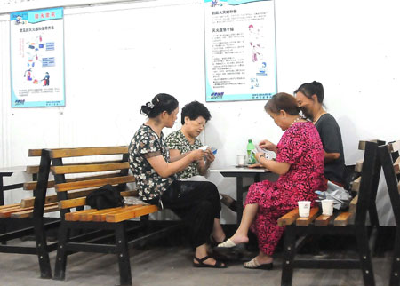 Local citizens enjoy the coolness inside the aid-raid shelter, as local administration opens the city's 9 funk holes gratis for people to dodge away from the sweltering weather and prevent sunstroke in Hangzhou City, east China's Zhejiang Province, July 1, 2009. [Zhu Yinwei/Xinhua]