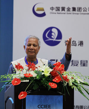 Muhammad Yunus, the Nobel Peace laureate, delivers a speech at the Global Think-Tank Summit held in Beijing on July 2, 2009. [Xinhua]