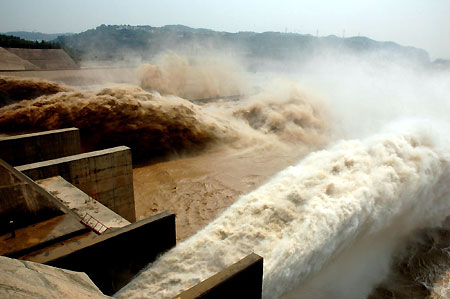 The Xiaolangdi Reservoir on the Yellow River is seen discharging flood and sand in Jiyuan, central China's Henan province, July 2, 2009. [Xinhua] 