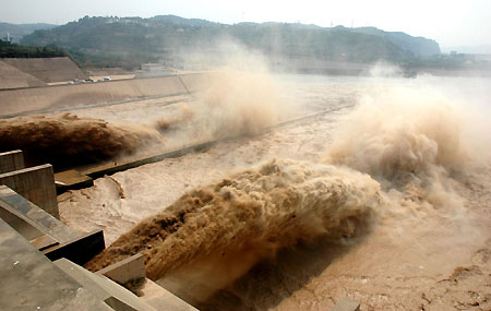 The Xiaolangdi Reservoir on the Yellow River is seen discharging flood and sand in Jiyuan, central China's Henan province, July 2, 2009. [Xinhua] 