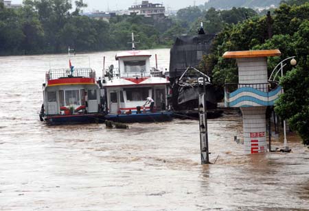 A water level marker is seen on the Lijiang River in Guilin, a city of southwest China's Guangxi Zhuang Autonomous Region, July 3, 2009. Due to heavy rainfall, the water level of Lijiang River reached 147.5 meters at 17:00 pm on Friday, 1.8 meters over the alert level. Some scenic spots in Guilin City has been closed. (Xinhua/Chen Ruihua) 