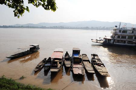  Boats are seen on the Xiangjiang River in Changsha, capital of central China's Hunan Province, July 3, 2009. Due to heavy rainfall since June 28, the water level of Xiangjiang River reached 32.15 meters at 8:00 am on Friday, 3.85 meters under the alert level. (Xinhua/Long Hongtao) 