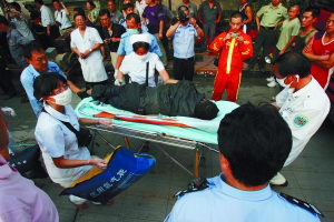 Six workers and one firefighter died Friday, July 3, 2009 from sewage poisoning in an apartment compound in Beijing. [Photo: The Beijing News]