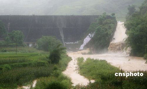 Floods overflow via the spillway and burst through the bottom of the Kama Reservoir dam, causing the collapse in part of the dam and making the whole structure in a shaky position. [Photo: cnsphoto] 