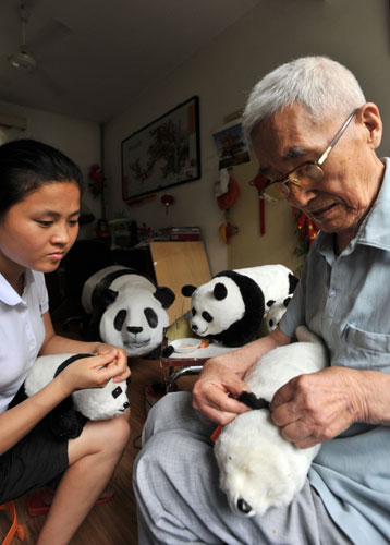 91-year-old citizen Liang Guanjun is tailoring a plush panda doll in this photo published on Thursday, July 2, 2009. [Photo: CFP/Zhou Chao]