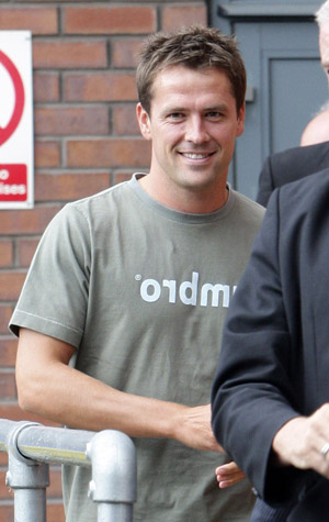 British soccer player Michael Owen (L) leaves Bridgewater hospital after undergoing a medical examination in Manchester, northern England July 3, 2009. 