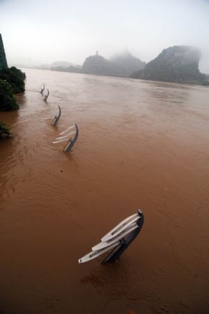 Street lamps are seen in the flood in Liuzhou, southwest China's Guangxi Zhuang Autonomous Region, July 4, 2009. Guilin, Hechi, Liuzhou, Laibin and Baise, cities in Guangxi Zhuang Autonomous Region, suffered the disaster of floods as torrential rains hit northwest and central Guangxi since June 30. The floods afflicted 914,500 people in Guangxi, according to the figures released on Saturday. (Xinhua/Huang Xiaobang)