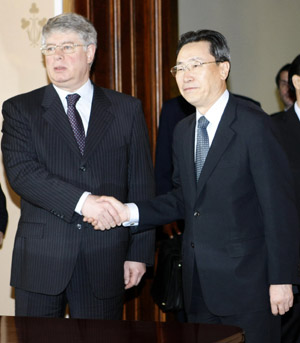 Chinese Vice Foreign Minister Wu Dawei (R) meets with Russian Deputy Foreign Minister Alexei Borodavkin in Moscow, Russia, July 4, 2009, to discuss the nuclear issue on the Korean Peninsula and the situation in Northeast Asia. (Xinhua/Lu Jinbo)