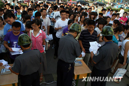 College graduates in Handan city, North China's Hebei Province, line up to prepare for the recruitment exams for posts in local village governments on Saturday, July 4, 2009. [Photo: Xinhuanet]