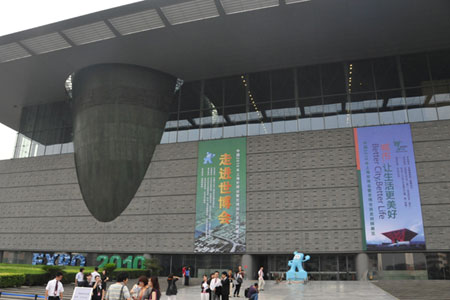 People visit a large exhibition marking the 300-day countdown of the opening of Expo 2010 Shanghai at Capital Museum in Beijing, July 5, 2009.(Xinhuanet/Feng Yanqiang)