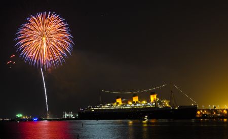 Fireworks explode in the sky near 'Queen Mary' at the port of Long Beach during the Independence Day celebrations in Los Angeles, the United States of America, July 4, 2009. [Xinhua]