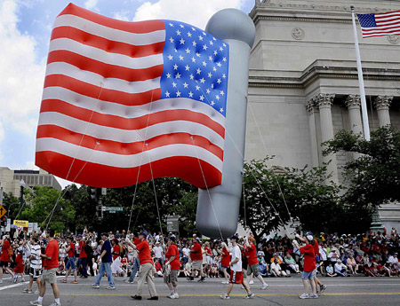 The Independence Day Parade is held along the Constitutional Ave in Washington, capital of the US, July 4, 2009. For the first Independence Day since the outbreak of the economic crisis, the celebration in Washington D.C. maintained its luxury and grandeur. [Xinhua]