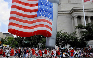 The Independence Day Parade is held along the Constitutional Ave in Washington, capital of the US, July 4, 2009. For the first Independence Day since the outbreak of the economic crisis, the celebration in Washington D.C. maintained its luxury and grandeur. [Xinhua]